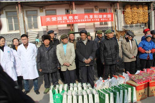 医务人员与群众合影