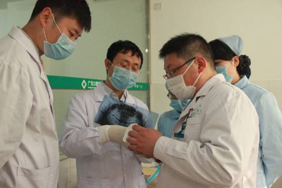 北京大学口腔医院第二门诊部正畸科主任副主任医师舒广主任临床示教正畸疑难病例会诊治疗.jpg